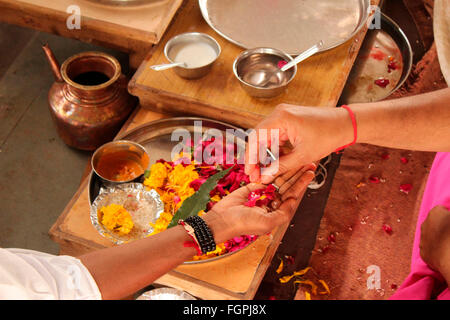 Un groom effectuant le rituel de mariage hindou, Karnataka, Inde Banque D'Images