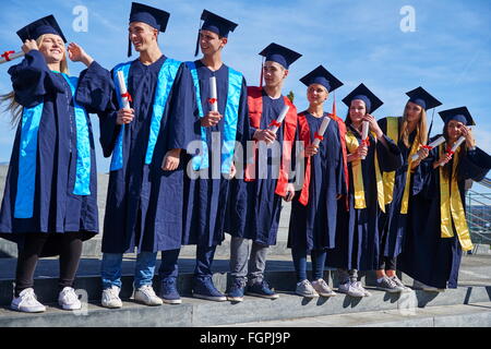 Groupe d'étudiants jeunes diplômés Banque D'Images