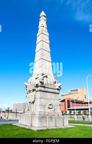 Monument commémoratif sur le Pier Head à Liverpool, UK,aux morts en service dans la marine marchande pendant les guerres. Banque D'Images