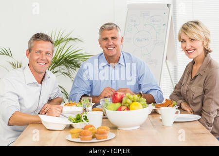 Smiling business colleagues having lunch together Banque D'Images