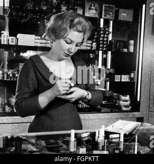 Commerce, magasins, 'Tante-Emma-Laden', vendanger teste le produit cosmétique, années 1950, droits supplémentaires-Clearences-non disponible Banque D'Images