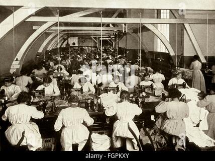 Personnes, profession, couturière, sémpots aux machines à coudre vêtements de travail, tablier, bas, laine, bonneterie, notions dans l'usine textile de F. W. Brueggelmann et fils, aperçu dans la salle de couture, Cologne, Allemagne, 1913, droits additionnels-Clearences-non disponible Banque D'Images