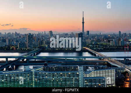 Tokyo, Japon - 10 janvier ; 2016 : Tokyo Skyline at Dusk, vue du quartier d'Asakusa et la rivière Sumida. Skytree visible dans la dis Banque D'Images