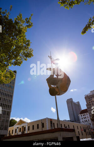 Man doing Parkour dans la ville Banque D'Images