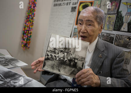 Sunao Tsuboi, survivant de la bombe atomique et le co-président de la Confédération d'un Japon- et H- victimes de bombes dans l'Organisation, 8 juillet 2015. Photographié tenant une image prise peu après le bombardement de Hiroshima et dans lequel il apparaît. Banque D'Images