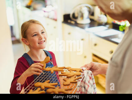 Grand-mère et petite-fille de gingerbread cookies Banque D'Images