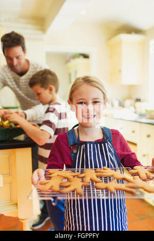 Portrait of smiling girl holding christmas de rack Banque D'Images