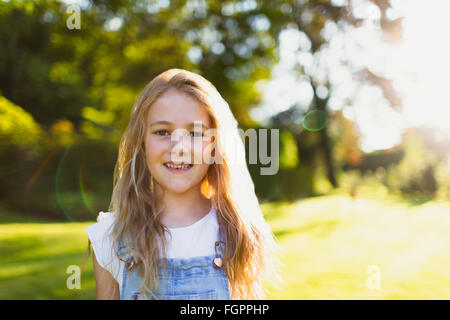 Portrait of smiling girl in sunny garden Banque D'Images