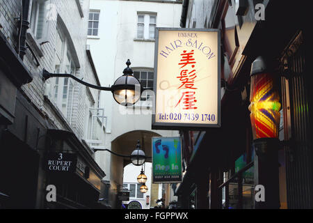 Vue sur cour Rupert dans Chinatown, Londres, Angleterre. Banque D'Images