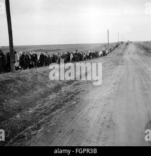 Evénements, Seconde Guerre mondiale / Seconde Guerre mondiale, Union soviétique, une longue colonne de Juifs, capturés par les Allemands, le long d'une route de comté en Ukraine, photo prise par un membre du Service allemand du travail de Reich (Reichsarbeitsdienst, RAD), 1941, droits additionnels-Clearences-non disponible Banque D'Images