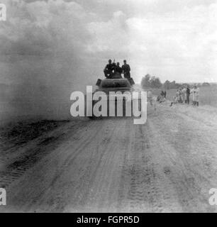 Deuxième Guerre mondiale / Seconde Guerre mondiale, Union soviétique, opération 'Barbarossa', char allemand Panzer III du Groupe Panzer Kleist sur une route de campagne en Ukraine, été 1941, droits supplémentaires-Clearences-non disponible Banque D'Images