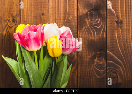 Bouquet de tulipes en face de printemps sur scène le fond de bois. un bouquet de fleurs pour le 8 mars, ou la Saint-Valentin Banque D'Images