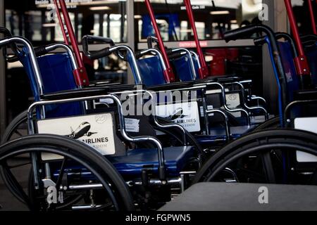 Fauteuils roulants à Lindbergh Field avec le sud-ouest de l'ads, en novembre 2015. Banque D'Images