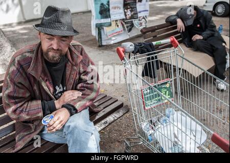 Les personnes sans domicile israélien russe assis sur des bancs dans un parc public Banque D'Images