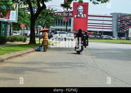 Femme travaillant sur la voie publique des détritus dans alam sutera, banten, Indonésie Banque D'Images