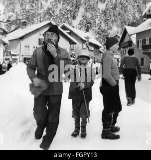 Festivités, carnaval à Partenkirchen, enfants avec masques en bois Garmisch - Partenkirchen, 1956, droits additionnels-Clearences-non disponible Banque D'Images