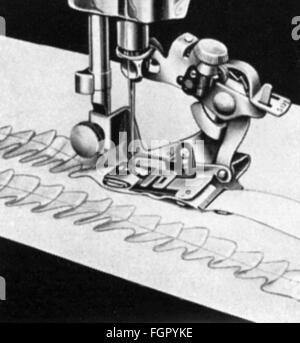 Machines à usage ménager, à coudre et à coudre, accessoire pour le ruffling des tissus, années 1920, droits additionnels-Clearences-non disponible Banque D'Images