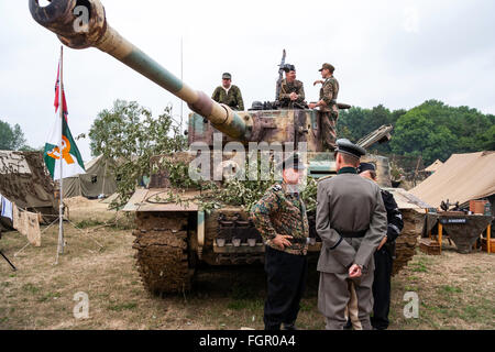 Re-enactment. Seconde Guerre mondiale char Tigre Allemand Mark 1, avec tank commander en face parler aux deux capitaines allemand, l'un des uniformes de camouflage. Banque D'Images