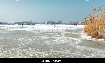 Patinage sur Vogelplas-Starrevaart dans la région de Vlietlanden, Leidschendam, Hollande méridionale, Pays-Bas. Banque D'Images