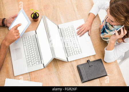 Casual businesswoman working et avoir appel Banque D'Images