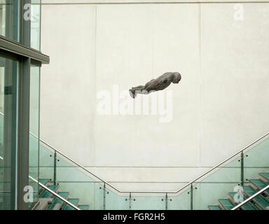 Manchester, UK - 16 Février 2016 : Anthony Gormley sculpture 'Filtre' suspendu en l'air à la Manchester Art Gallery Banque D'Images