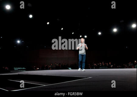 Barcelone, Espagne. Feb 21, 2016. Fondateur et PDG de Facebook Mark Zuckerberg donne un discours lors de la cérémonie de dévoilement du nouveau Samsung Galaxy S7 et le Galaxy S7 edge smarthphones à la veille de l'ouverture officielle du Mobile World Congress (MWC) de Barcelone, Espagne, le 21 février 2016. © Lino De Vallier/Xinhua/Alamy Live News Banque D'Images