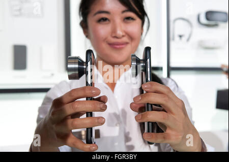 Barcelone, Espagne. Feb 21, 2016. Le Samsung Galaxy S7 et le Samsung Galaxy S7 Edge avec deux nouvelles lentilles jointes offrant de nouvelles fonctionnalités pour les amateurs de photographie à leur cérémonie de dévoilement à la veille de l'ouverture officielle du Mobile World Congress (MWC) de Barcelone, Espagne, le 21 février 2016. © Lino De Vallier/Xinhua/Alamy Live News Banque D'Images