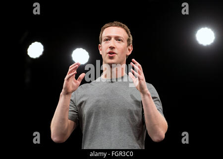 Barcelone, Espagne. Feb 21, 2016. Fondateur et PDG de Facebook Mark Zuckerberg donne un discours lors de la cérémonie de dévoilement du nouveau Samsung Galaxy S7 et le Galaxy S7 edge smarthphones à la veille de l'ouverture officielle du Mobile World Congress (MWC) de Barcelone, Espagne, le 21 février 2016. © Lino De Vallier/Xinhua/Alamy Live News Banque D'Images