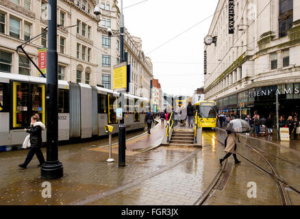 Manchester, UK - 17 Février 2016 : l'arrêt de tramway de la rue du marché occupé sur un jour d'hiver pluvieux Banque D'Images