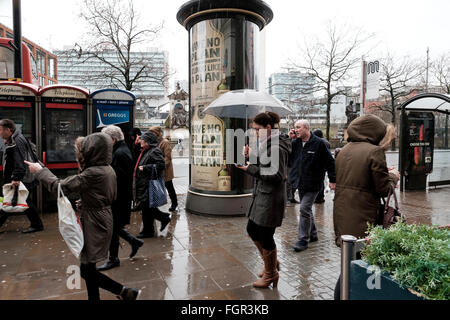 Manchester, UK - 17 Février 2016 : à pleuvoir sur les jardins de Piccadilly Manchester avec les gens qui se précipitait par Banque D'Images