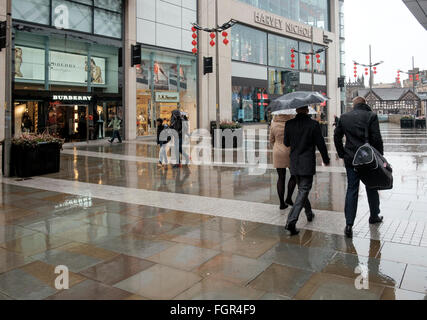 Manchester, UK - 17 Février 2016 : la pluie sur Nouvelle Cathédrale Street Banque D'Images