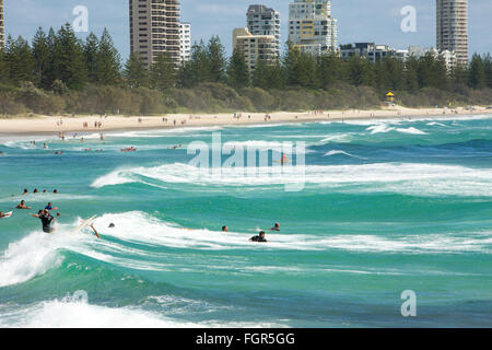 Surfeurs de plage de Burleigh head sur la Gold Coast dans le Queensland, Australie Banque D'Images