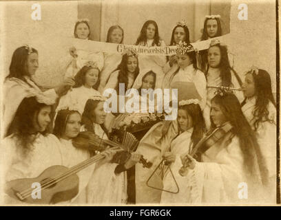 Religion, Christianisme, jeu de nativité, chœur d'anges, groupe de filles comme anges, Sainte Marie avec le bébé Jésus, 'Gloria in excelsis deo', Allemagne, vers 1890, droits additionnels-Clearences-non disponible Banque D'Images