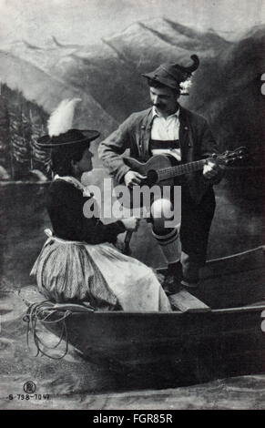 Kitsch / souvenir, homme en costume traditionnel bavarois jouant quelque chose sur la guitare pour une femme, vers 1910, droits additionnels-Clearences-non disponible Banque D'Images