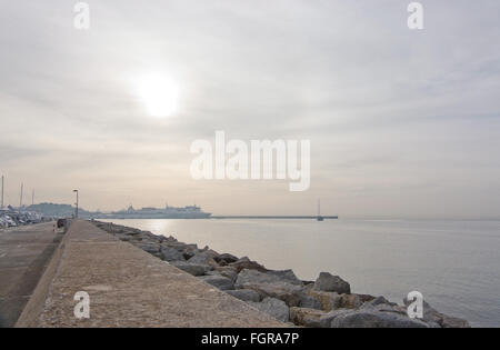 Soleil du matin à la Harbour pier sur la baie le 17 décembre 2015 à Ibiza, Iles Baléares, Espagne. Banque D'Images