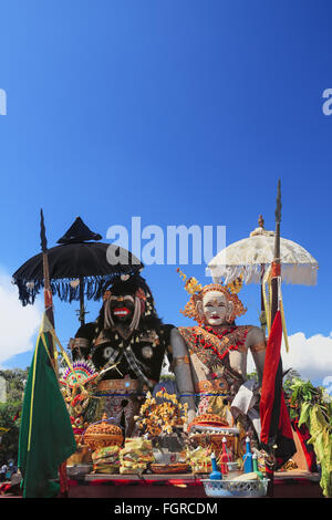 Barong Landung esprit protecteur traditionnel de Bali dans le corps humain lors d'une cérémonie Melasti avant Nouvel An balinais et le silence jour Banque D'Images