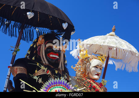 Barong Landung esprit protecteur traditionnel de Bali dans le corps humain lors d'une cérémonie Melasti avant Nouvel An balinais et le silence jour Banque D'Images