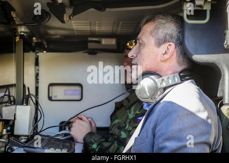 Opava, République tchèque. Feb 22, 2016. Le ministre de la Défense, Martin Stropnicky visites de reconnaissance et de guerre électronique du 53e Régiment à Opava, République tchèque, le 22 février 2016. © Adolf Horsinka/CTK Photo/Alamy Live News Banque D'Images