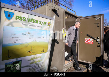 Opava, République tchèque. Feb 22, 2016. Le ministre de la Défense, Martin Stropnicky visites de reconnaissance et de guerre électronique du 53e Régiment à Opava, République tchèque, le 22 février 2016. © Adolf Horsinka/CTK Photo/Alamy Live News Banque D'Images