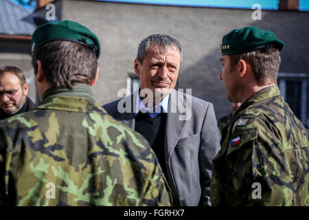 Opava, République tchèque. Feb 22, 2016. Le ministre de la Défense, Martin Stropnicky visites de reconnaissance et de guerre électronique du 53e Régiment à Opava, République tchèque, le 22 février 2016. © Adolf Horsinka/CTK Photo/Alamy Live News Banque D'Images