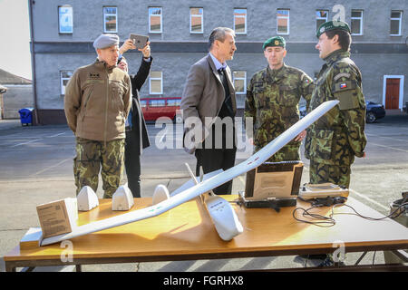 Opava, République tchèque. Feb 22, 2016. Le ministre de la Défense, Martin Stropnicky (centre) visite de reconnaissance et de guerre électronique du 53e Régiment à Opava, République tchèque, le 22 février 2016. © Adolf Horsinka/CTK Photo/Alamy Live News Banque D'Images