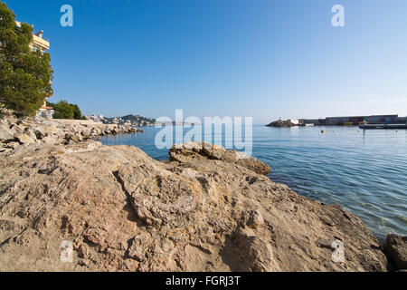 Cala Nova vue vers l'entrée et sur un Marivent journée ensoleillée avec peu de touristes Banque D'Images