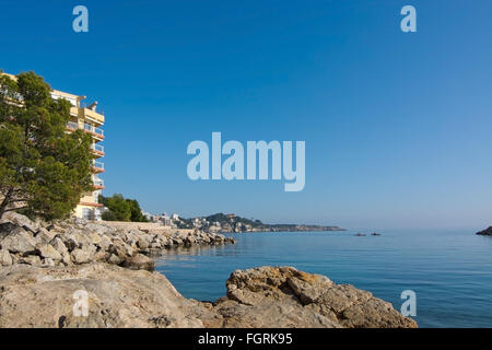 Cala Nova vue vers l'entrée avec canotists Marivent et sur une journée ensoleillée avec peu de touristes en décembre. Banque D'Images