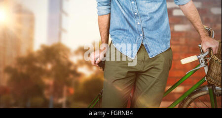 Image composite de portrait de hipster debout avec location Banque D'Images