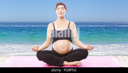 Image composite de pregnent femme assis sur le tapis de sol lotus poser over white background Banque D'Images