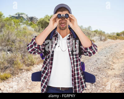 Image composite de l'homme regardant à travers des jumelles Banque D'Images