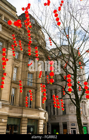 Lanternes chinoises à St Anne's Square Manchester, Angleterre, Royaume-Uni. Pour les célébrations du Nouvel An chinois. Banque D'Images