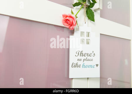 Affichette de porte avec no place like home avec rose Banque D'Images