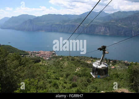 Le téléphérique de Malcesine sur la rive du lac de Garde en Italie du Nord. Vue imprenable sur le lac et la campagne environnante Banque D'Images