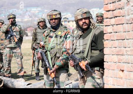 Srinagar, au Cachemire. Feb 22, 2016. Les soldats de l'armée indienne à prendre position au cours d'un gunbattle entre forces de sécurité indiennes au Cachemire et rebelles à Pampore, près de Srinagar, au Cachemire sous contrôle indien, sous contrôle indien du Cachemire, Lundi, Février 22, 2016. Sentiment Anti-India est profondément enraciné dans la partie de l'Inde au Cachemire, où des groupes rebelles luttent depuis 1989 pour l'indépendance ou une fusion avec le Pakistan voisin. Plus de 68 000 personnes ont été tués dans l'insurrection armée et de la répression militaire indien. Credit : Basit zargar/Alamy Live News Banque D'Images